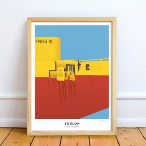 Peut inclure: Une illustration jaune et rouge du bathyscaphe FNRS III, un navire submersible. Le texte "TOULON LE BATHYSCAPHE" est imprimé sous l'image.