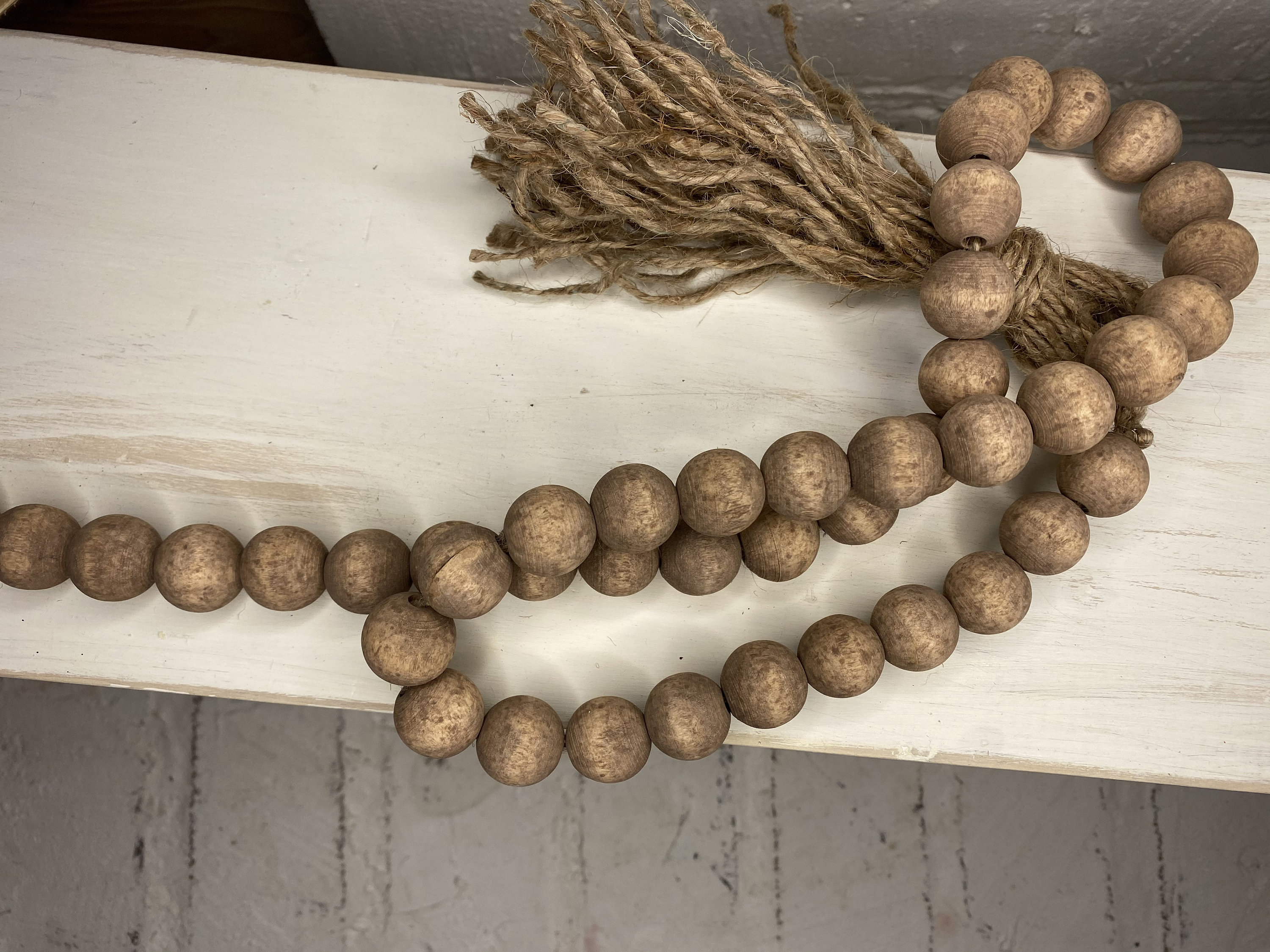 Ghirlanda di perline di legno con nappe per vassoio di livello