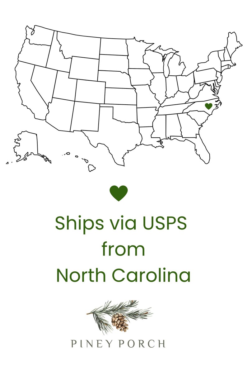 Pode incluir: Um mapa de contorno a preto e branco dos Estados Unidos com um &iacute;cone de cora&ccedil;&atilde;o verde sobre a Carolina do Norte. Abaixo do mapa, um cora&ccedil;&atilde;o verde situa-se sobre o texto Ships via USPS from North Carolina, um ramo de pinheiro e PINEY PORCH.