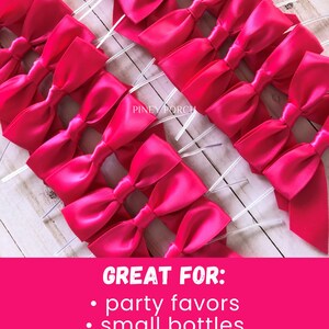 Pode incluir: Uma cole&ccedil;&atilde;o de la&ccedil;os de fita de cetim rosa brilhante presos a finas hastes de pl&aacute;stico branco. A imagem inclui o texto PINEY PORCH e uma lista de usos: GREAT FOR: party favors, small bottles, cake pops, crafting projects, small gift packages.
