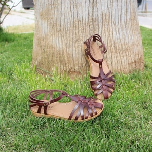 Closed toe flip best sale flops
