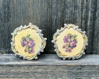 オーストリア クリップイヤリング / 装飾シルバートーンフィリグリー / 刺繍ニードルポイント / 紫の花 / アンティークイヤリング / サイン入り