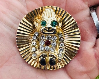 Vintage Novelty Brooch / Rhinestone Gorilla / Green Eyes / Red Heart / White Rhinestones / Gold Tone Ribbed Border 1.75" D