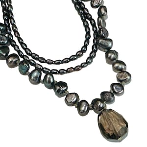 Vtg Dainty Peacock Pearls Necklace / Freshwater Iridescent Pearls / Triple Strand Peacock Pearls Necklace / 16.5 to 18&quot; L