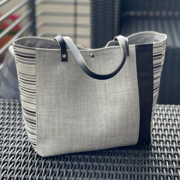 Handmade patchwork handbag, multiple interior pockets including one zipped, easy and light everyday bag!