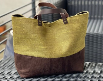 Sac à main tissu style cuir marron et jaune moutarde, à porter à l’épaule ou à la main.