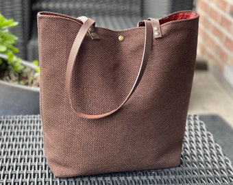 Very pretty tote bag in canvas fabric, multi-pockets including one with zip closure, shopping, work.