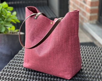 Pink fabric tote bag to carry on the shoulder, light and minimalist, original with its superb color