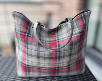 Handbag in tartan fabric, the handles are in black leather, the interior with a zip pocket!