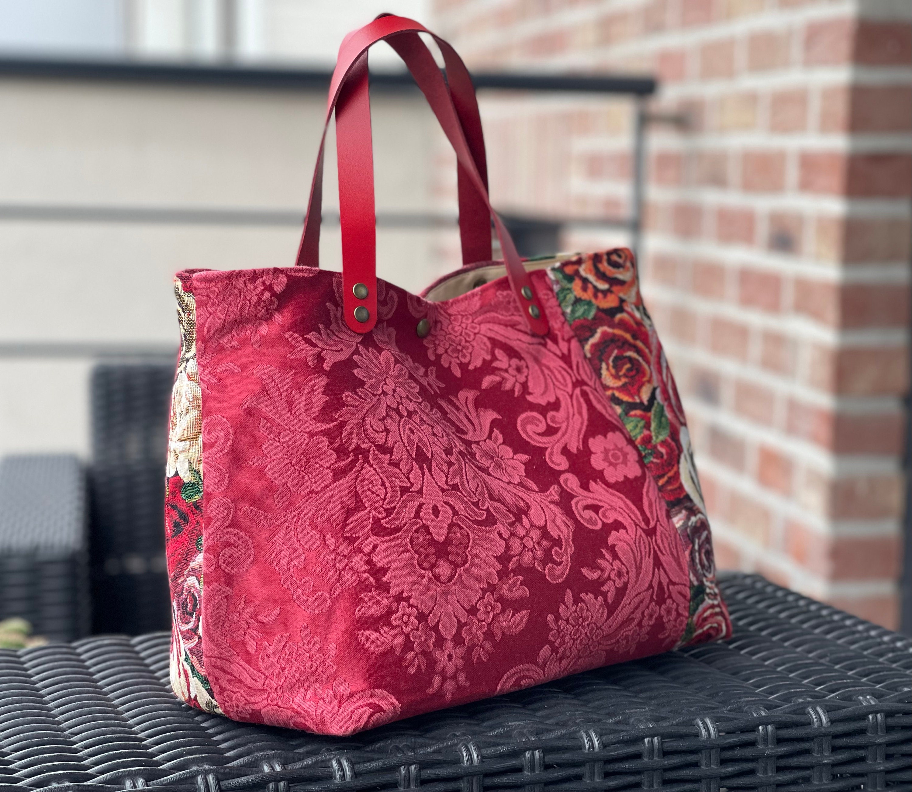 Sac à main bandoulière petite fille rouge motif fleurs de cerisier