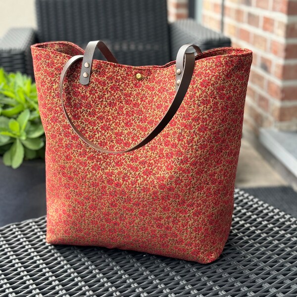 Grand sac cabas fleuri des petites roses, rouge sur fond doré foncé … poche à fermeture éclair, anses cuir!