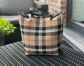 Small handbag in beige and black tartan, interior with zippered pocket!