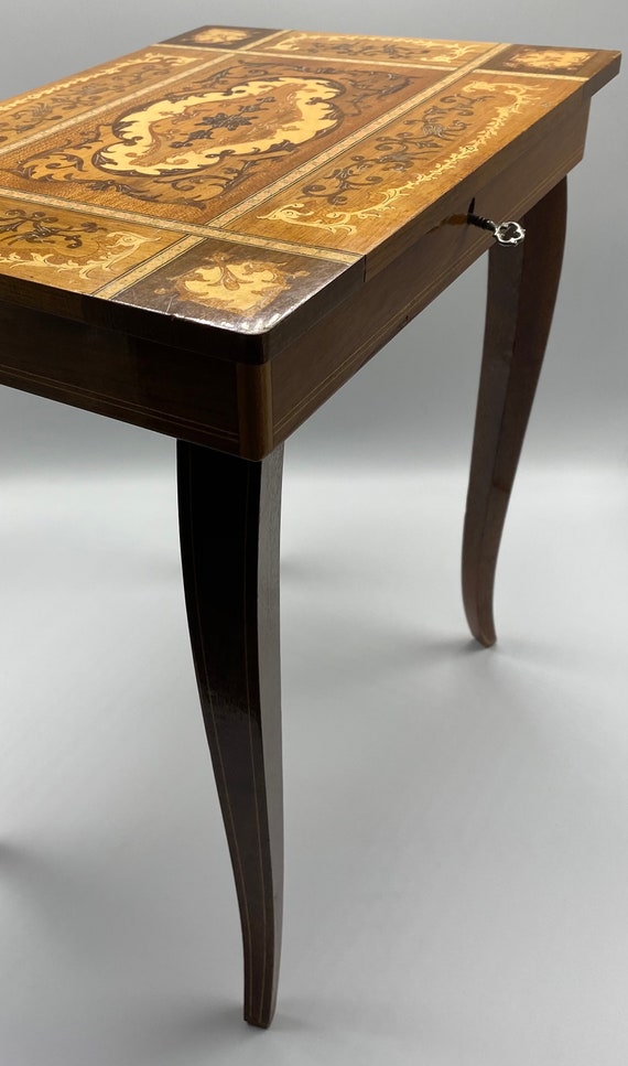 Splendid old French musical table / Jewelry / Cout