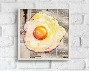 May include: A painting of a fried egg on a newspaper background. The egg yolk is bright yellow and the white is a creamy white. The newspaper text is in Spanish.