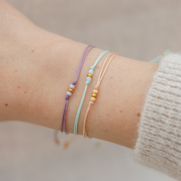 Filigranes Perlenarmband Pastell | Rocailles aus Glas | Gold | Baumwollarmband | verstellbarer Makramee Knoten