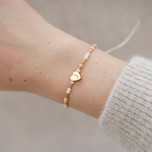 Filigree pearl bracelet with letter heart | Glass seed beads | Gold | Cotton bracelet | Adjustable macrame knot |