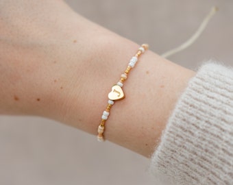 Filigree pearl bracelet with letter heart | Glass seed beads | Gold | Cotton bracelet | Adjustable macrame knot |