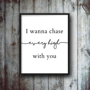 Peut inclure: Impression typographique en noir et blanc avec le texte "I wanna chase every high with you" sur fond blanc avec un cadre noir.