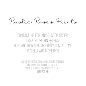 Peut inclure: Texte graphique avec les mots "Rustic Roses Prints" dans une police d'&eacute;criture manuscrite. Le texte ci-dessous indique "Contactez-moi pour toute commande personnalis&eacute;e&nbsp;! Cr&eacute;&eacute;e sous 48&nbsp;heures&nbsp;! Besoin d&rsquo;une autre taille ou police&nbsp;? Contactez-moi&nbsp;! Redimensionn&eacute;e sous 24&nbsp;heures&nbsp;! Tous mes t&eacute;l&eacute;chargements num&eacute;riques peuvent &ecirc;tre con&ccedil;us sur des produits physiques tels que des bodys, des t-shirts, des pulls, des tasses, etc. Contactez-moi."