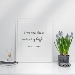 Peut inclure: Impression encadr&eacute;e blanche avec le texte "I wanna chase every high with you" sur une &eacute;tag&egrave;re blanche avec une plante en pot et une bouteille en verre avec des b&acirc;tonnets.