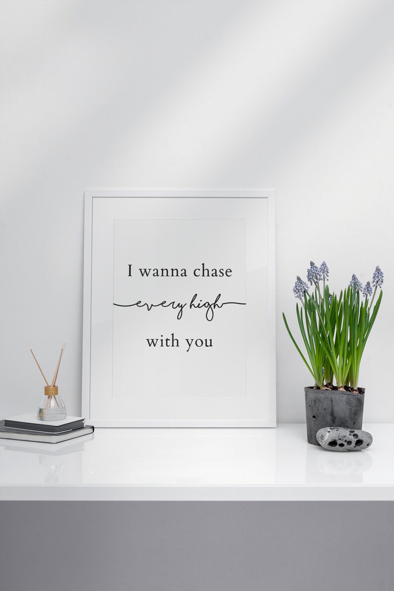 Peut inclure: Impression encadr&eacute;e blanche avec le texte "I wanna chase every high with you" sur une &eacute;tag&egrave;re blanche avec une plante en pot et une bouteille en verre avec des b&acirc;tonnets.