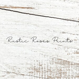 Peut inclure: Fond en bois blanchi &agrave; la chaux avec le texte "Rustic Roses Prints" en &eacute;criture cursive noire.