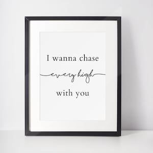 Peut inclure: Impression encadr&eacute;e en noir et blanc avec le texte "I wanna chase every high with you".