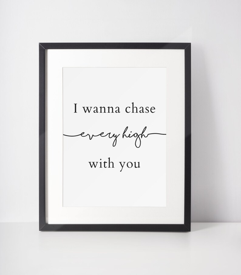 Peut inclure: Impression encadr&eacute;e en noir et blanc avec le texte "I wanna chase every high with you".
