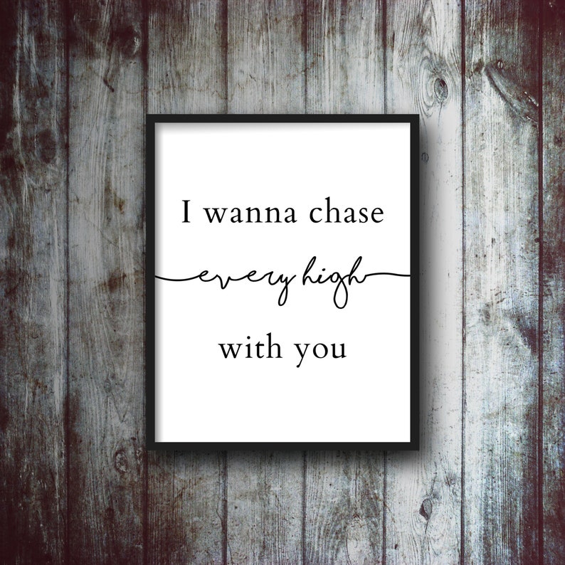 Peut inclure: Impression typographique en noir et blanc avec le texte "I wanna chase every high with you" sur fond blanc avec un cadre noir.