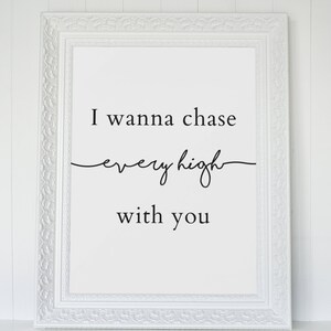 Peut inclure: Impression encadr&eacute;e blanche avec le texte "I wanna chase every high with you" en lettres noires.