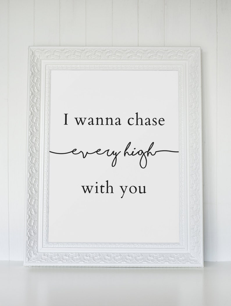 Peut inclure: Impression encadr&eacute;e blanche avec le texte "I wanna chase every high with you" en lettres noires.