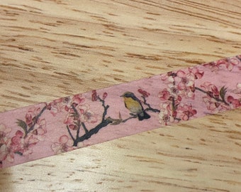 Duża rolka taśmy washi z różowym motywem drzewa i ptaków, rolka taśmy washi z uroczymi ptakami na drzewie, próbka taśmy washi, taśmy maskujące,