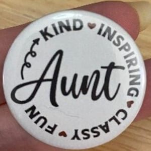 Inspirerande elegant och fin knapp från Aunt Kind, ryggsäcksdekoration, tillkännagivandedesign, knappnålar på 5,25 cm och knappar på 3,25 cm.