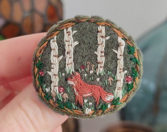 Broche renard dans sa forêt