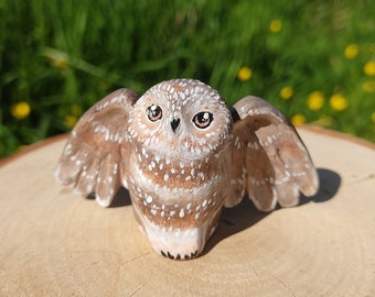 Héloïse the owl ready to fly away