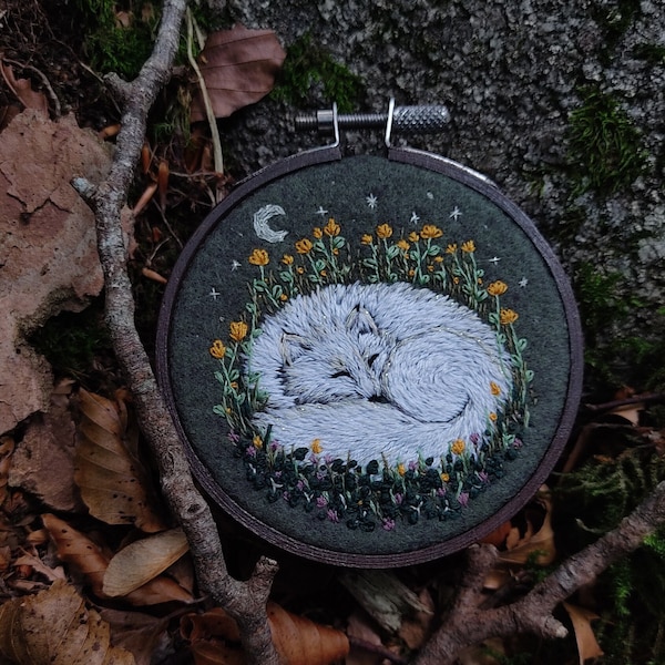 Broderie à suspendre loup blanc