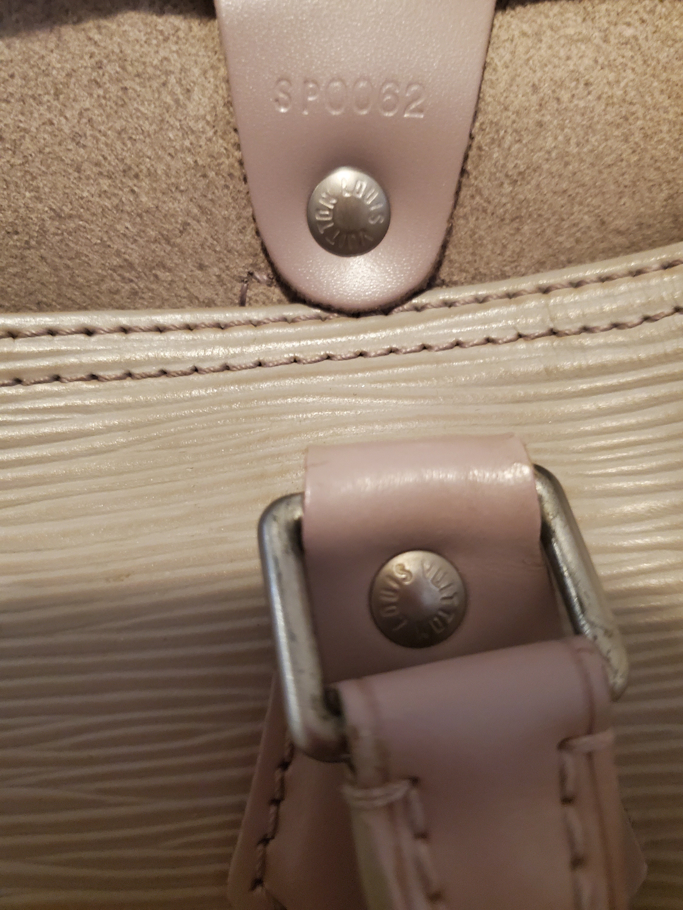 LOUIS VUITTON エピ　レザー バッグ Louis Vuitton Black Epi Leather Noir Speedy 25 Boston Bag PM