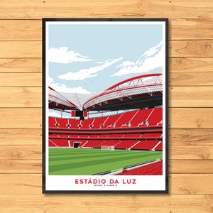 Peut inclure: Une affiche encadrée du stade Estádio da Luz à Lisbonne, Portugal. Le stade est représenté en rouge et blanc avec un terrain vert, sous un ciel bleu clair avec des nuages. Le texte "ESTÁDIO DA LUZ" est en bas.