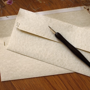 25 sobres de pergamino #10, 4 x 9 pulgadas, sobres de tamaño comercial de color blanco natural para invitaciones de boda/fiesta, sobres de correo largos