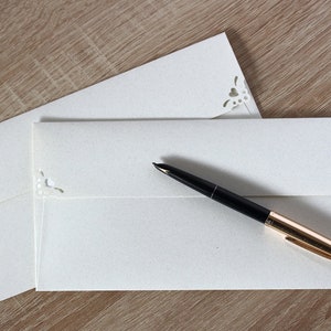 25 Sobres DL 110 x 220 mm Color Blanco Natural Tiza Sobres de Papel Reciclado Ecológico para Invitaciones de Boda Cartas Estándar