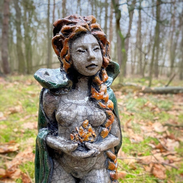 Sculpture de brigide. Statue de la déesse irlandaise Raku. Figure de femme païenne. Déesse celtique du printemps, de la fertilité. Art de la sculpture rituelle en céramique d'Imbolc