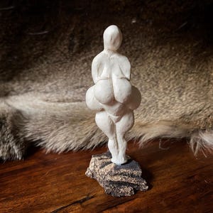 Venus de Lespegue: antigua figura de diosa hecha a mano. Escultura de la diosa primordial. Figura de la Gran Madre. Estatua de la Pachamama para tu altar.