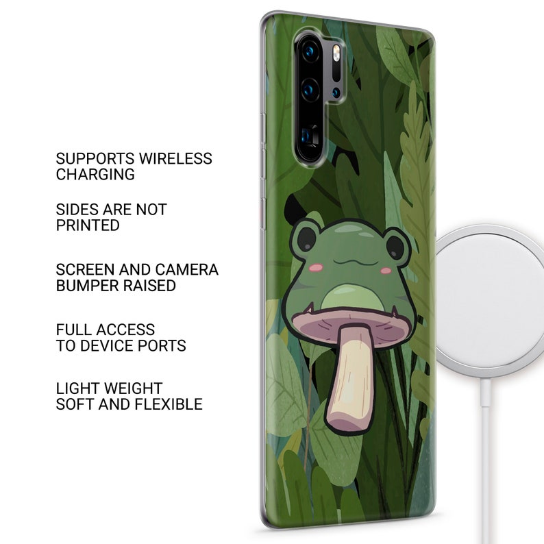 Op de afbeelding: Een groene telefoonhoes met een cartoon kikker op een paddenstoel in een bladmotief. De hoes ondersteunt draadloos opladen en heeft een verhoogde bumper om het scherm en de camera te beschermen.