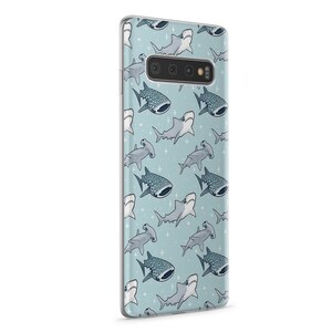 Pu&ograve; includere: Una custodia per telefono di colore azzurro chiaro con un motivo di diversi tipi di squali, tra cui squali martello, squali balena e squali pinna bianca. La custodia ha un retro trasparente e un bordo bianco.