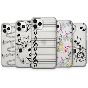 Pu&ograve; includere: Set di cinque custodie per telefono trasparenti con diversi design di note musicali. Una custodia presenta una chiave di violino e un pentagramma musicale, un'altra presenta note musicali colorate e un'altra presenta note musicali nere su uno sfondo bianco.