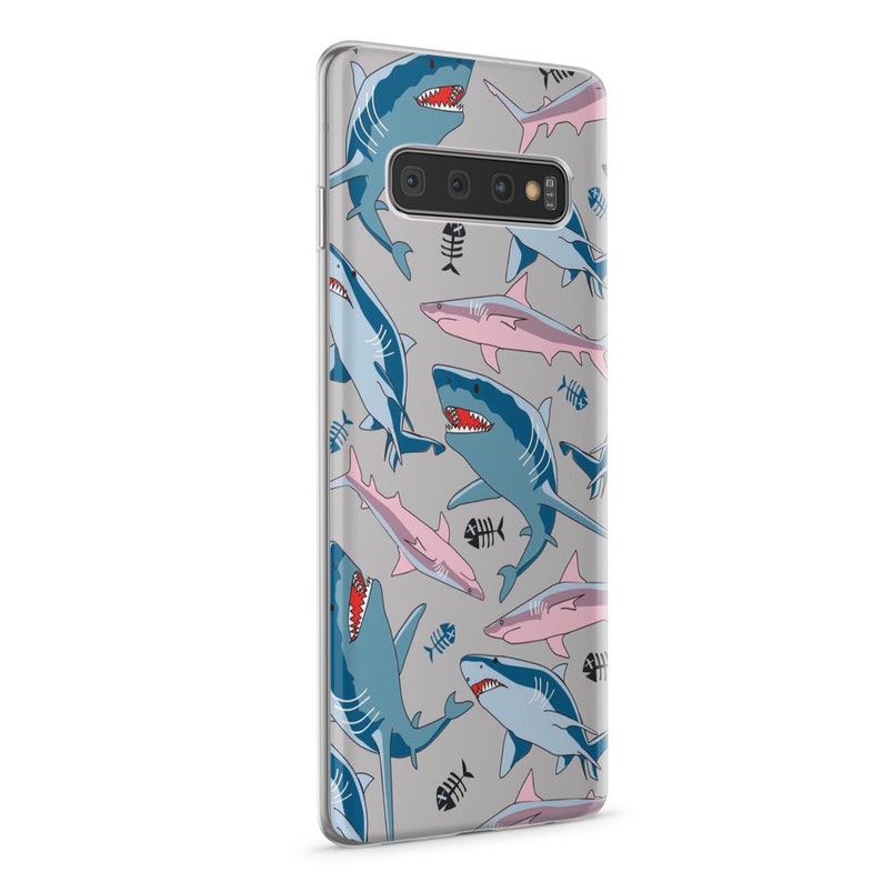 Pu&ograve; includere: Una custodia per telefono trasparente con un motivo di squali blu e rosa e ossa di pesce. La custodia &egrave; progettata per un Samsung Galaxy S10.