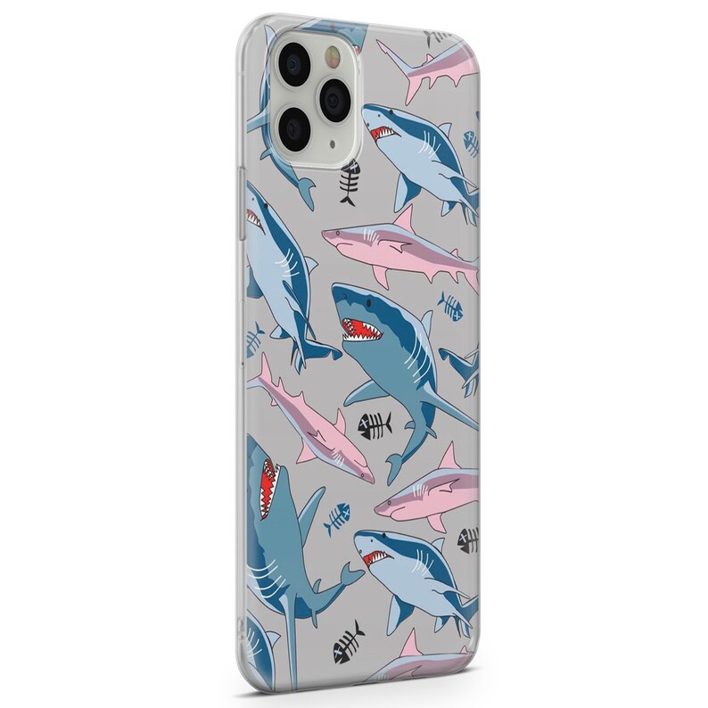 Pu&ograve; includere: Una custodia per telefono trasparente con un motivo di squali blu e rosa e ossa di pesce. La custodia &egrave; progettata per un iPhone.