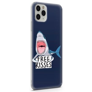 Pu&ograve; includere: Una custodia per telefono trasparente con sfondo blu e uno squalo di cartone animato che tiene un cartello che dice "Free Kisses".