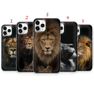 Puede incluir: Cinco fundas de teléfono diferentes con imágenes de leones. Las fundas son todas negras y tienen una parte posterior de plástico transparente. Las imágenes de leones están en diferentes poses e iluminación.