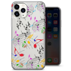 Pu&ograve; includere: Una custodia per telefono trasparente con un design di note musicali colorate. La custodia presenta note musicali e pentagrammi neri con accenti colorati in rosso, giallo, blu, verde e viola.